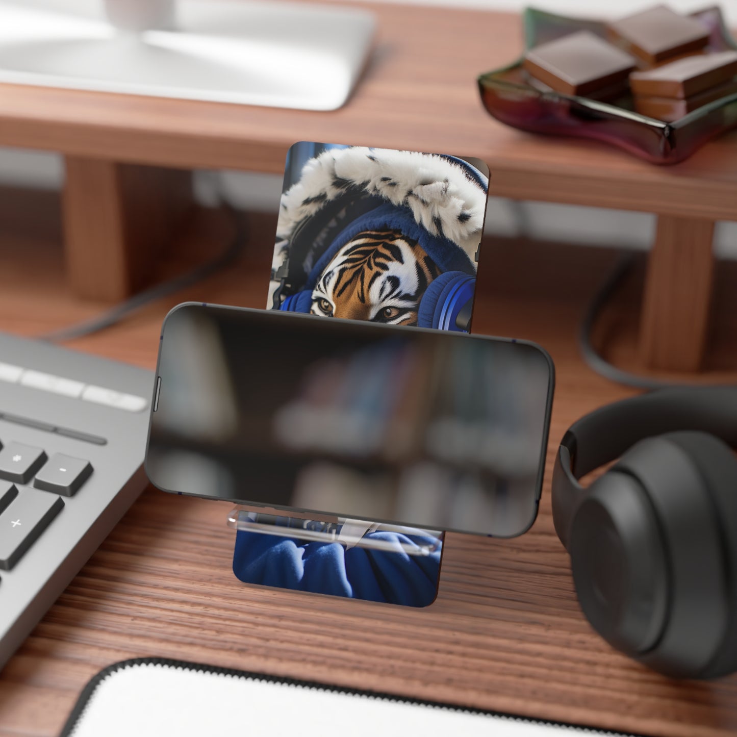 Chillin' Tiger Mobile Display Stand